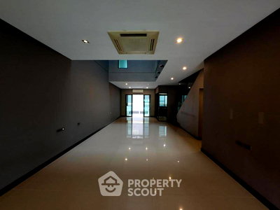Townhouses for sale : 3-BR Townhouse For Sale The Landmark Ekamai - Ramindra, Lat Phrao (ID 1633029)