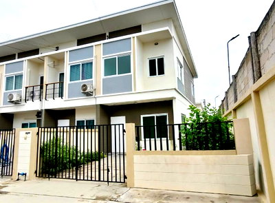 Townhouses for sale : For sale: Corner unit 2-storey townhouse in Village @ Park Ratchaphruek–Kanchanaphisek.