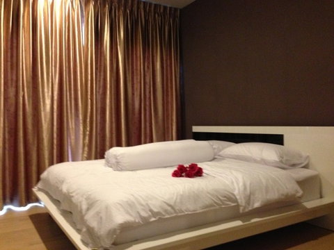 P-39752 Stunning City View 2 Bed in Prime Asoke! Noble Refine Near BTS 48,000 THB | Line Id @easythaihome | +66(0)85-592-2897