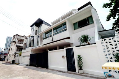 ทาวน์โฮม สวนเบญจกิติ : ★ Rare Unit ★ ทาวน์โฮม 3 ชั้น 4 ห้องนอน 6 ห้องน้ำ 2 ที่จอดรถ | ขนาดที่ดิน 48.00 ตร.ว. พื้นที่ใช้สอย 440.00 ตร.ม. | ใกล้ BTS อโศก, รงเรียนนานาชาติ NIST