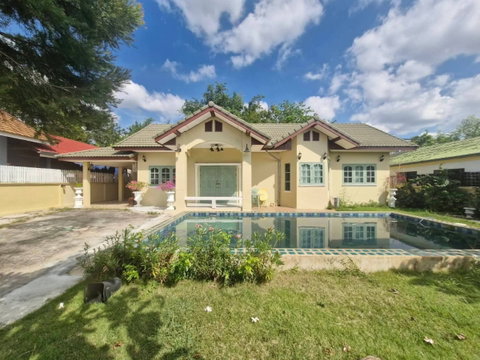 บ้านเดี่ยวพร้อมสระส่วนตัวสัตหีบ ทำเลดีซอยข้างโรงเรียนธัมม ขนาด 113ตร.ว 3นอน 4น้ำ
