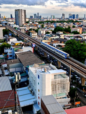 Retail spaces for rent ถนนอิสรภาพ : Rooftop of a building with a lift, located at the entrance of Soi Charansanitwong 20, next to the MRT station.