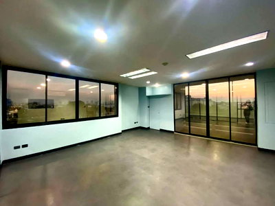 Office for rent : Office space for rent, Shinroj Building, 6th FL,  300 sq m.,  3 executive rooms, 1 meeting room, 4 bathrooms, rental fee 75,000 baht* /month