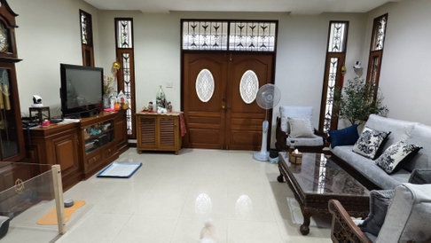 Two and a half story detached house for rent, prime location in the heart of Lad Phrao, behind Phibun Upatham School, Soi 1