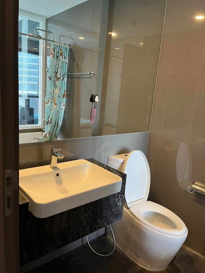 รูป Ashton Chula Silom【𝐒𝐄𝐋𝐋 & 𝐑𝐄𝐍𝐓】🔥ห้องสุดหรู  โปร่งโล่ง เก็บของได้เยอะ 2 ห้องนอน 2 ห้องน้ำ เฟอร์นิเจอร์จัดเต็ม🔥  ติดต่อไลน์ไอดี: @hacondo - รูปที่ 9/9