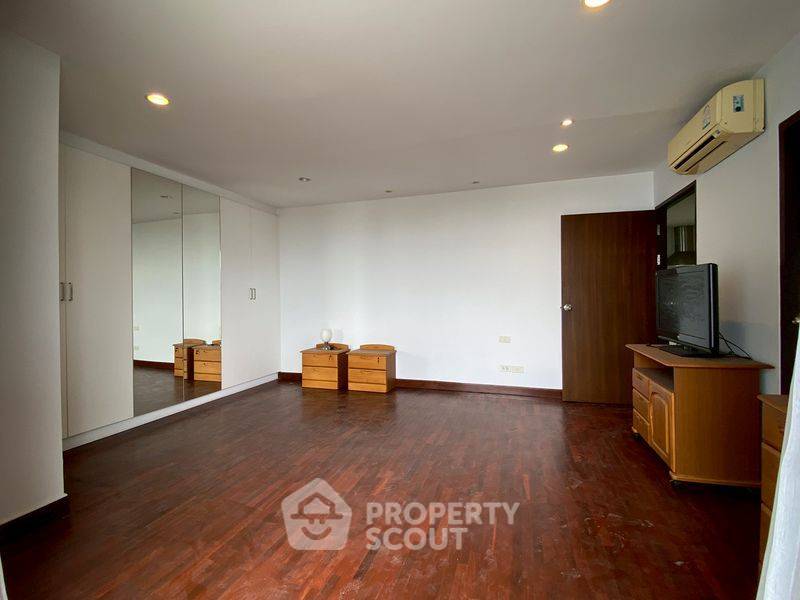 picture Well-Priced Value? 2-BR 118 Sqm Condo Newton Tower Near BTS Nana (200m) (ID 2284208) - 15/22