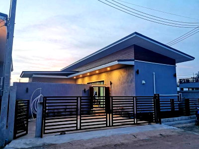 Houses for sale  Yak Jay Market : Corner pool villa for sale,  move in ready, Sattahip District, Chonburi