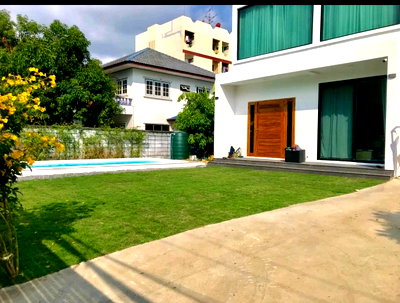 เช่าบ้านเดี่ยว วิทยาลัยพณิชยการบางนา : ให้เช่า บ้านโมเดิร์น อนุญาตให้นำสัตว์เลี้ยงเข้าพักได้ พร้อมสระว่ายน้ำส่วนตัว (ระบบน้ำเกลือ) และสวน