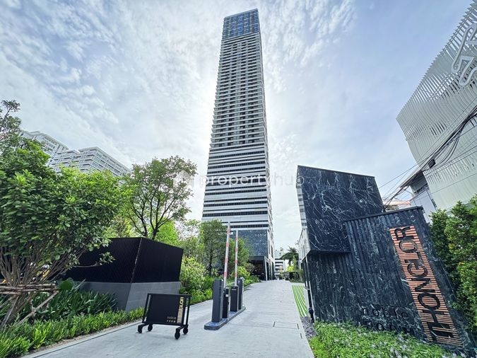 Noble form Thonglor