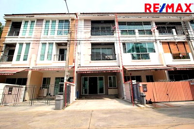 ทาวน์โฮม ถนนราชพฤกษ์ : บ้านกลางเมือง สาทร - ตากสิน 2  หน้าสวน สภาพดี ราคาทุน  