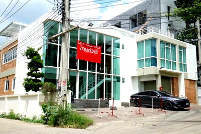 โฮมออฟฟิศ สนามบินเชียงใหม่ : ขายด่วน!! HOME OFFICE หรู 2 ชั้น ซอยวัดอุโมงค์ หลัง มช T.0946511456