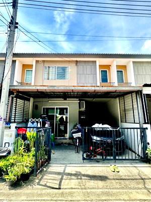 Townhouses for sale วิทยาลัยเทคนิคปทุมธานี : Townhome for sale in Baan Pruksa 107 Tiwanon-Rangsit. Excellent condition, shady atmosphere! 
