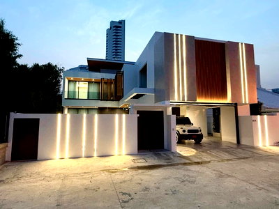 เช่าบ้านเดี่ยว ชลบุรี : ให้เช่าบ้านหรูสร้างใหม่ – ใกล้หาดจอมเทียนเพียง 3 นาที บ้านเดี่ยวสไตล์ลักชัวรี่ ระยะทาง 500 ม. ถึงชายหาด  4 ห้องนอนใหญ่, 5 ห้องน้ำ 