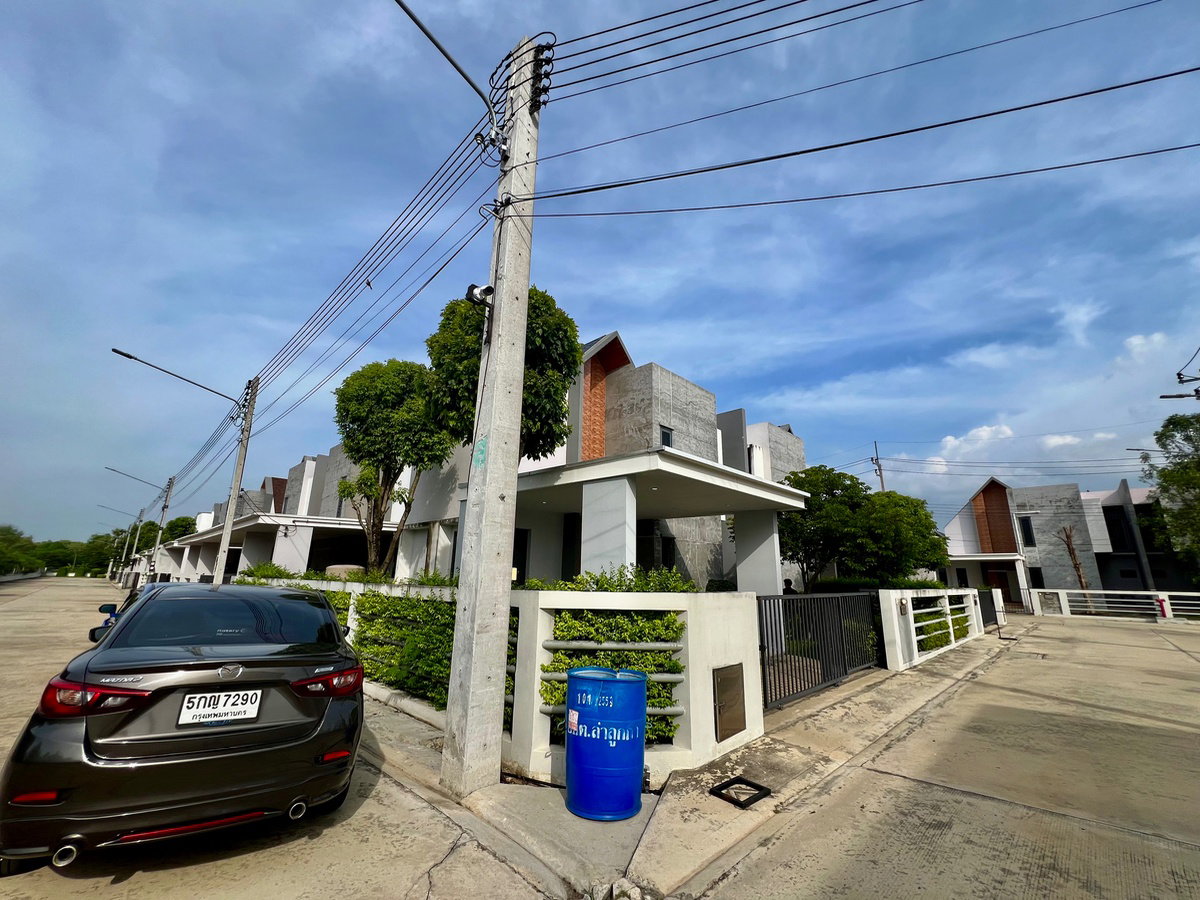 รูป ขายบ้านเดี่ยวสไตล์โมเดิร์น Living Loft ลำลูกกา คลอง 9 | หรูหรา กว้างขวาง วัสดุพรีเมียม พร้อมเข้าอยู่ - รูปที่ 8/25