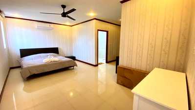 เช่าบ้านเดี่ยว ชลบุรี : บ้านพูลวิลล่า – จอมเทียน พัทยา ,บ้านเดี่ยว 3 ชั้น 4 ห้องนอน + 1 ห้องเด็ก / 5 ห้องน้ำ,พื้นที่ใช้สอยประมาณ 200 ตร.ม.