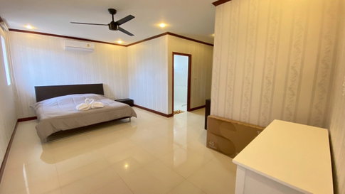 บ้านพูลวิลล่า – จอมเทียน พัทยา ,บ้านเดี่ยว 3 ชั้น 4 ห้องนอน + 1 ห้องเด็ก / 5 ห้องน้ำ,พื้นที่ใช้สอยประมาณ 200 ตร.ม.