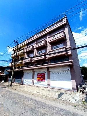 Shophouses for rent Nonthaburi : For rent: Commercial building, 3 rooms, 4 floors, with parking, near Tiwanon BTS station, just 200 meters away.