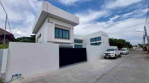 Modern Luxury style pool villa for sale, great location, only 5 minutes from Jomtien Beach.