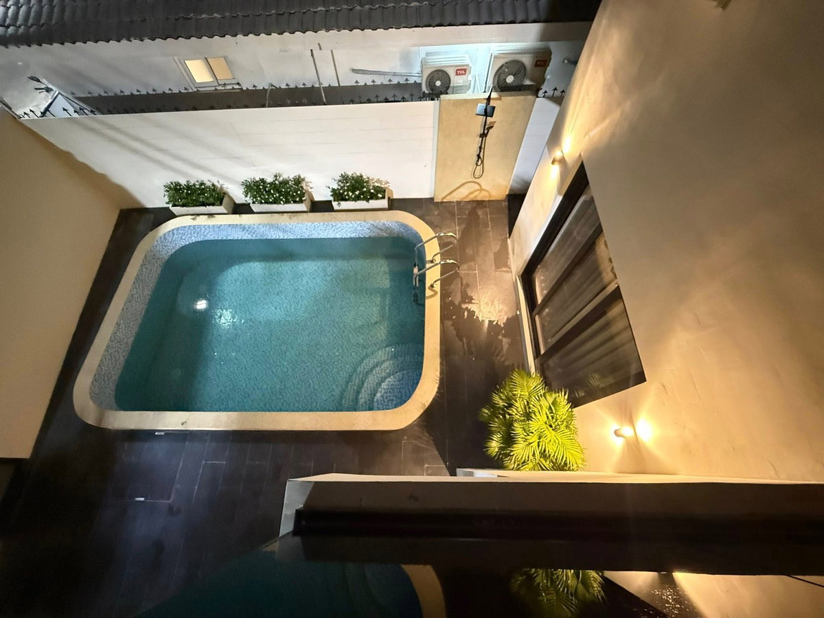 รูป Suksabai Pool Villa – บ้านพักพร้อมสระว่ายน้ำ สำหรับเช่า บ้านขนาดใหญ่ รองรับการอยู่อาศัยหรือทำธุรกิจ 5 ห้องนอน 6 ห้องน้ำ - รูปที่ 4/15