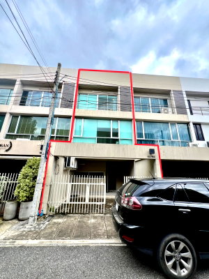 Townhouses for sale Bangkok : For Sale: 3-Story Townhome, Prime Location on Main Road – Noble Cube Pattanakarn