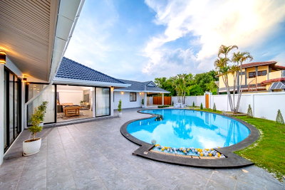 Houses for sale Chonburi : Luxury Pool Villa for Sale – 3 Bedrooms with Private Swimming Pool  Land size: 149 sq.wah • 3 Bedrooms | 4 Bathrooms