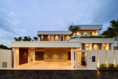 𝐂𝐇𝐀𝐑𝐈𝐍 Luxury villas with private pools, experience a new definition of living in the heart of the city.