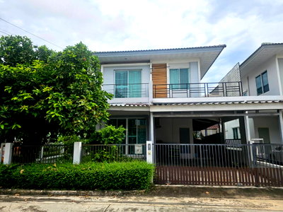 ขายบ้านแฝด : ขายบ้านแฝด หมู่บ้านกรูฟวิลล์ บางนา หลังมุม 3 ห้องนอน 2 ห้องน้ำ ใกล้เมกาบางนา เข้าออกได้หลายทาง