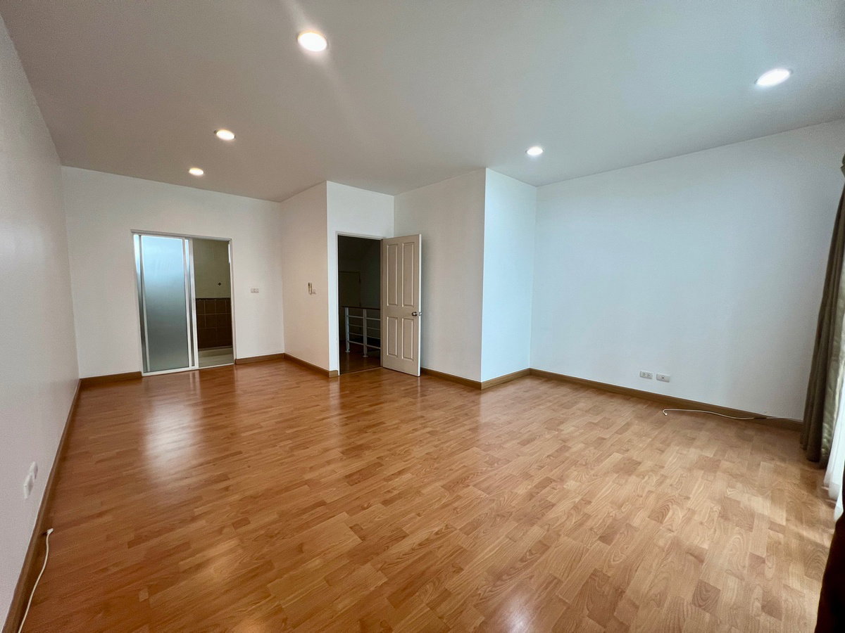 รูป 🏡 ขายด่วน! ทาวน์โฮม 3 ชั้น บ้านกลางเมือง S-Sense ศรีนครินทร์ | รีโนเวทใหม่ทั้งหลัง  บนทำเลศักยภาพ ใกล้รถไฟฟ้า - รูปที่ 9/26