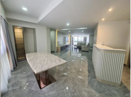 รูปภาพ Newly Renovated Unit | 3 Bedrooms, 3 Bathrooms | 260 SQ.M. | High Floor | Prime Sukhumvit Location near BTS Phrom Phong