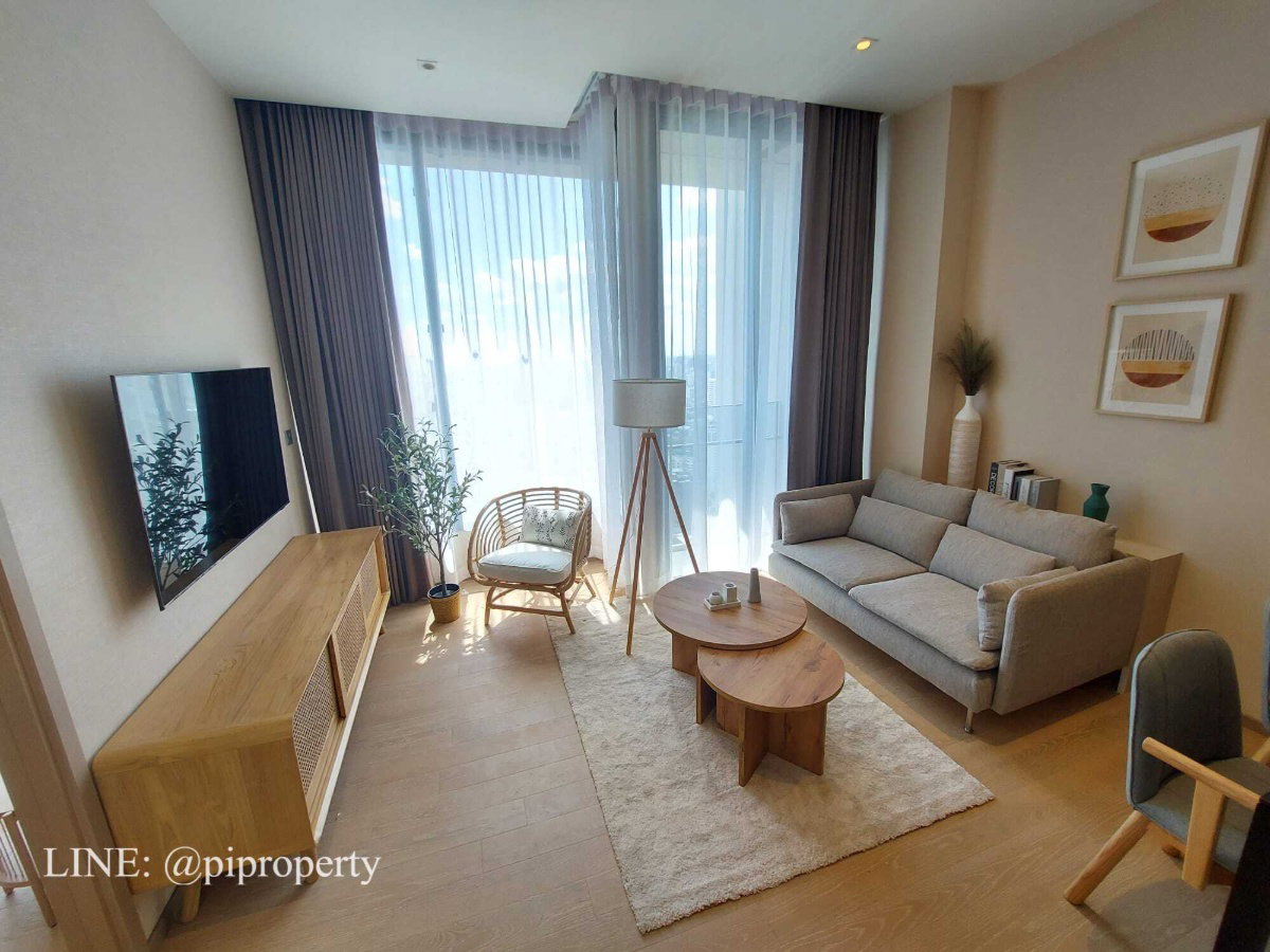 Elegant high floor 1 bedroom unit for rent in Esse Asoke. Boundless city view with imported furniture fully fitted. Esse AsokeãŦãããĻãŽãŽãģããŠéŦåąĪé