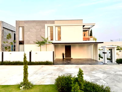 บ้านเดี่ยว ชลบุรี : Luxury Modern Pool Villa – พัทยา บ้านพร้อมเฟอร์นิเจอร์ครบครัน 5 ห้องนอน | 7 ห้องน้ำราคา 24.9 ล้านบาท
