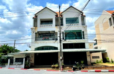 โฮมออฟฟิศ เทสโก้โลตัส ศรีนครินทร์ : 💙💛❤️ขายด่วน! Home Office 106.2 ตร.ว.  🏢 หมู่บ้านลดาวัลย์ ศรีนครินทร์ (ซ.ศรีด่าน 14)  🚆 ติดถนนใหญ่ เดินเพียง 3 นาทีถึง MRT ศรีแบริ่ง