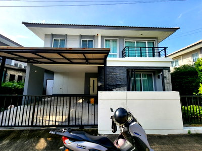 ขายบ้านเดี่ยว : ลดราคา**ขายบ้านเดี่ยว ใกล้โรงเรียนนานาชาติเด่นหล้า 5-7 นาที ในราคา 6.5 ล้านบาท(ราคาดีมาก)** 4 ห้องนอน 3 ห้องน้ำ 3 ที่จอดรถ มีส่วนกลางให้ใช้