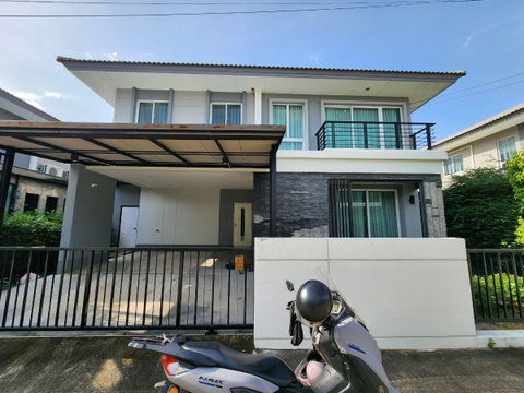ลดราคา**ขายบ้านเดี่ยว ใกล้โรงเรียนนานาชาติเด่นหล้า 5-7 นาที ในราคา 6.5 ล้านบาท(ราคาดีมาก)** 4 ห้องนอน 3 ห้องน้ำ 3 ที่จอดรถ มีส่วนกลางให้ใช้