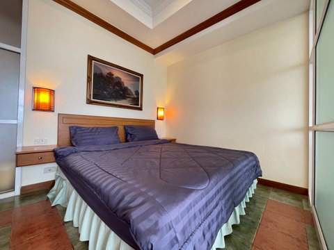 For rent Grand View Condo front facing the main road back facing the sea in the heart of the city convenient travel fully furnished ready to move in