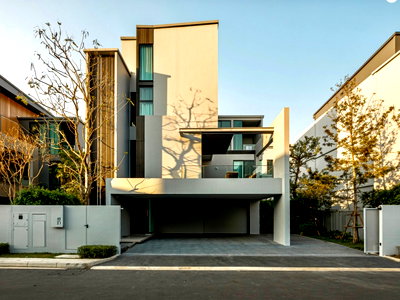 Houses for rent TRIAMUDOMSUKSANIMKLAO SCHOOL : Luxury 3-Storey Detached Home with Private Elevator at VIVE New Krungthep Kreetha (Vive2)