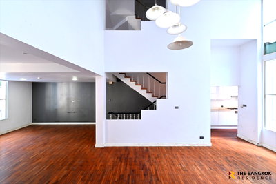 Twin houses for rent Watthana :  Baan Klang Krung Thonglor 🏡 Luxury Townhome in the Heart of Thonglor – Spacious Living, Ideal for Premium Family Living 