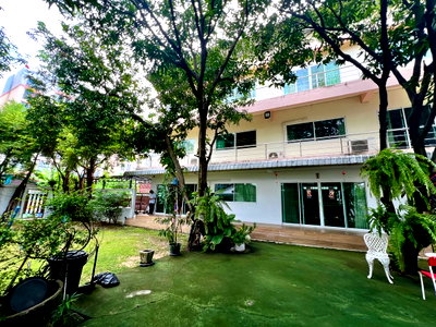 บ้านเดี่ยว ลาดพร้าว 71 : ขายบ้านเดี่ยว 3 ชั้น ทำเลทองสุคนธสวัสดิ์ พร้อมพื้นที่สวนขนาดใหญ่ เหมาะสำหรับครอบครัวใหญ่ ใกล้โรงเรียนสตรีวิทยา 2 และสิ่งอำนวยความสะดวกครบครัน