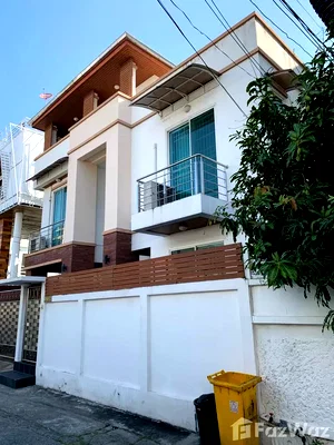 Houses for sale Ratchadaphisek Road : 4 Bedroom House for sale in Din Daeng, Bangkok  1686848