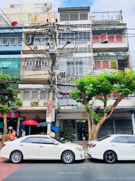 อาคารพาณิชย์ ตึกแถว5ชั้น ติดถนน ตกแต่งสวย เดิมทำร้านกาแฟ ทำเลติดลาดหญ้า หน้าองค์การโทรศัพท์ ก่อน รพ.ธนบุรี เช่า50,000 สนใจ add line :paolin1