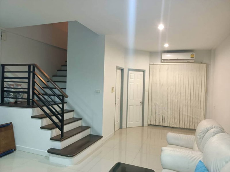 โฮมออฟฟิศให้เช่า : ให้เช่าทาวน์โฮม 3 ชั้น ออทัม เรสซิเด้นซ์ (Autumn Residence) โครงการติดถนนใหญ่เพชรเกษม เหมาะสำหรับอยู่อาศัย และใช้เป็นโฮมออฟฟิศ