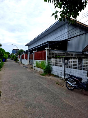 Factory for sale Muang Samut Prakarn Samut Prakarn : Urgent Sale: Warehouse or Storage Building Total Land Area: 149 sq.wah : Thepharak Subdistrict, Mueang District, Samut Prakan Province