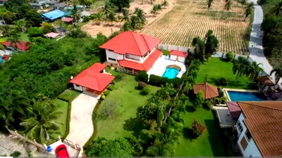 Houses for sale Khao Chi Chan : Pool Villa in Bang Saray on a large piece of Land