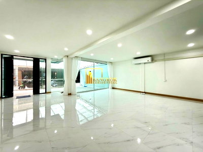 เช่าทาวน์โฮม วัน แบงค็อก   : Superb 3 Bedroom Townhouse For Rent in Sukhumvit 11 - BR49060TH