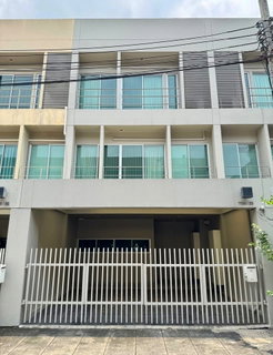รูปภาพ For Rent: 3-Storey Townhome at Noble Cube Pattanakarn | Prime Location | Ready to Move In