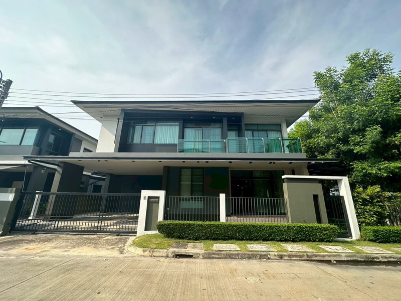Houses for rent : Available now! 4bed 4baths 300sqm. 2parking. Line id: @pfagent