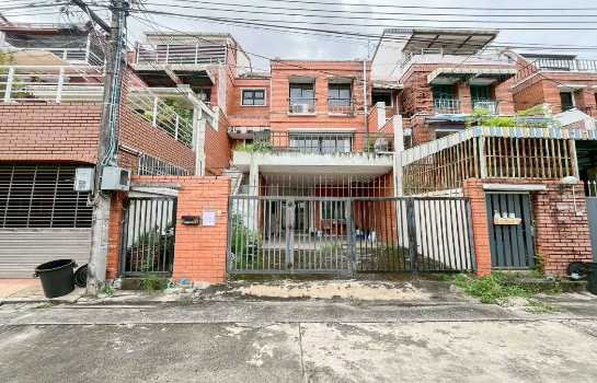 รูป ขาย บ้านทาวน์เฮ้าส์ ลาดพร้าว 33 แยก 5 ใกล้ BTS ภาวนา 35 ตรว 4 ชั้น ซอยมีความเป็นส่วนตัวเงียบสงบ - รูปที่ 1/12