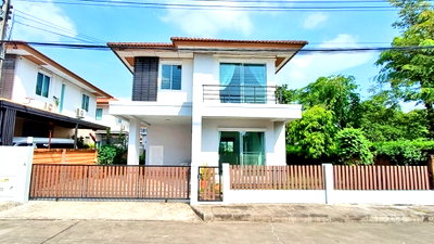 Houses for sale : [For sale] 🏡 Single house in Ratchaphruek area. Habitia Ratchaphruek Village by Sansiri, corner house next to the garden, cheap price!!