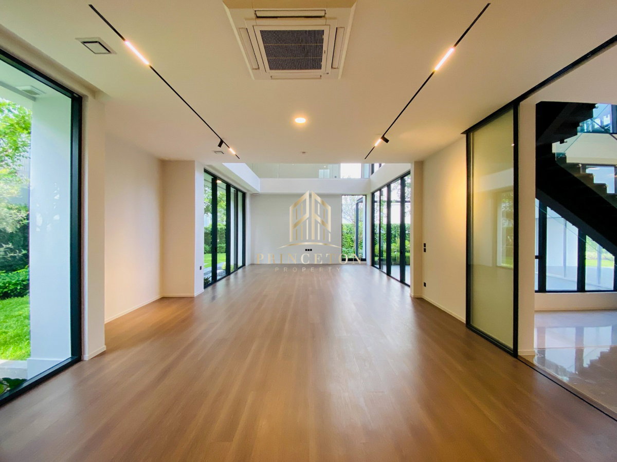 picture VIVE New Krungthep Kreetha Luxury 3-Storey Modern Home - 10/49