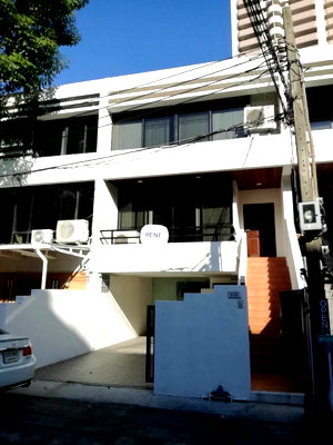 เช่าทาวน์โฮม บิ๊กซี ซูเปอร์เซ็นเตอร์ เอกมัย : Townhome in Sukhumvit 39  บ้านเปล่าพร้อมทำออฟฟิส 3ชั้น 3ห้องนอน 4ห้องน้ำ 2ที่จอดรถ